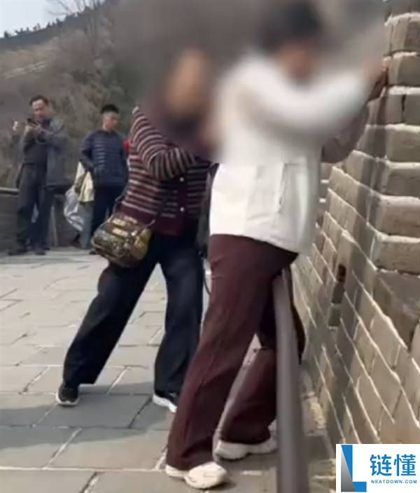 男子长城刻字纪念被拘留并罚款 网友看醉：这都什么本质