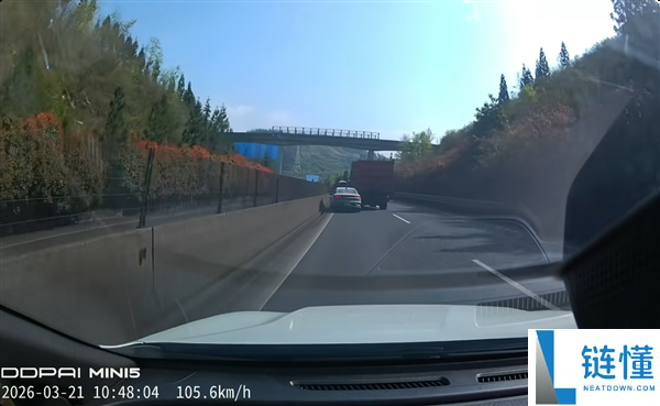 高速大忌,小车对峙100km/h与大货车并排 下一秒堕入绝境
