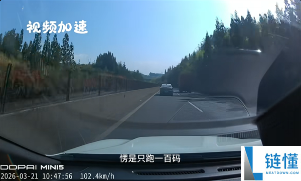 高速大忌,小车对峙100km/h与大货车并排 下一秒堕入绝境