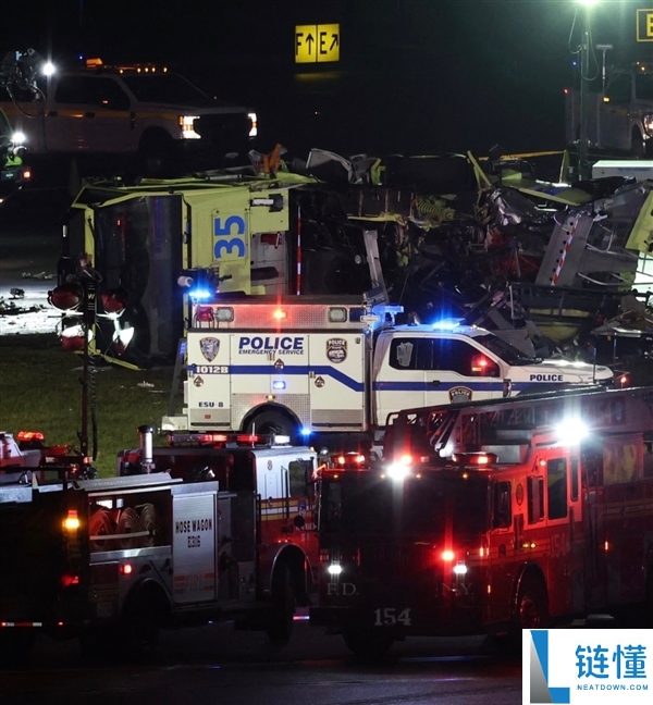 两名机长身亡 纽约机场客机撞消防车监控画面暴光：底子躲不开