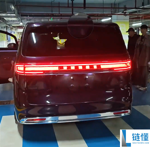鸿蒙智行首款MPV 智界V9实车暴光：中控终究换新样式了