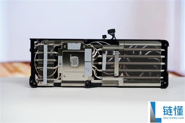 嘻哈涂鸦太吸睛,七彩虹RTX 5070 Ultra OC 12GB图赏