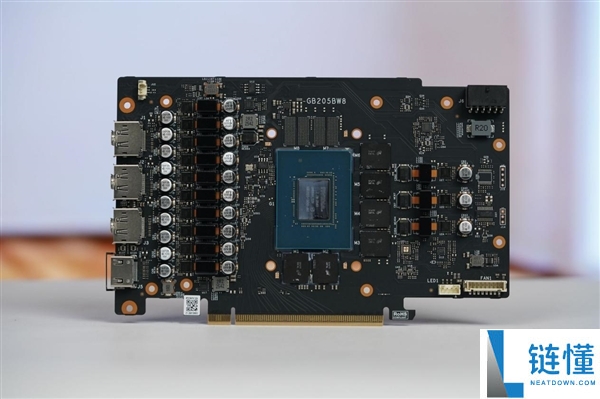 嘻哈涂鸦太吸睛,七彩虹RTX 5070 Ultra OC 12GB图赏