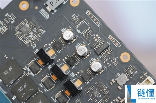 嘻哈涂鸦太吸睛,七彩虹RTX 5070 Ultra OC 12GB图赏