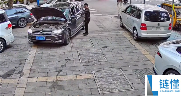 男人一连误操纵致三车受损 网友吐槽已被蠢哭