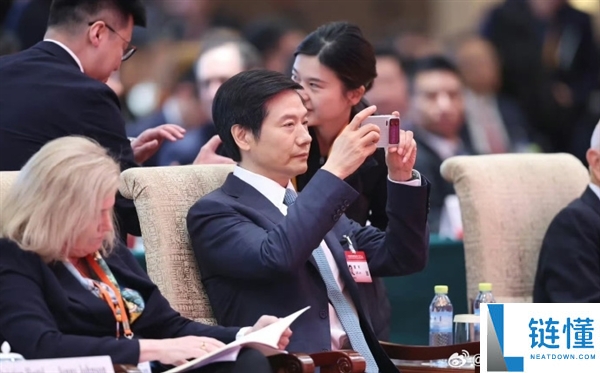 雷军又上热搜 手机背屏壁纸是“逆天改命”圈粉无数:这么成功还这么尽力