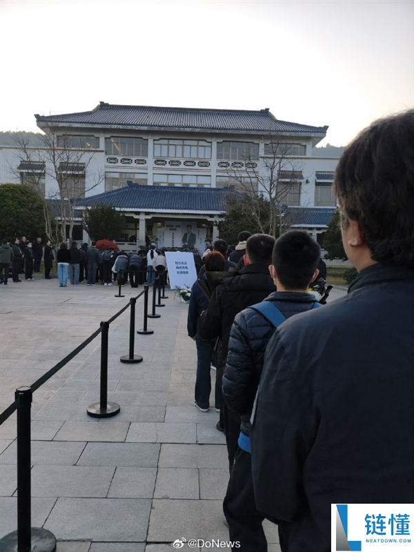 拒绝直播,张雪峰本日悲悼会 全国各地万千学子来送别：现场一封手写信让人动容