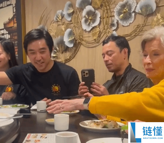 李小龙遗孀琳达近况：81岁神彩奕奕 与信徒们饮茶聊天