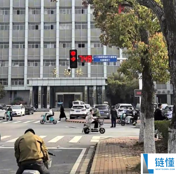 大黉舍园内现999秒超长红绿灯 网友：等灯时候够给我拍个违停了
