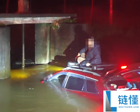 男人清晨开车坠湖 爬上车顶后第一步先翻开抖音