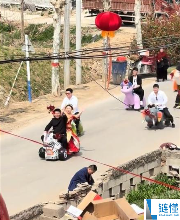 新人娶亲用商场摇摇车当婚车 网友：留给豪车的时候不多了