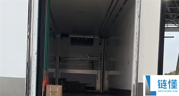空货车超重被拦,司机怒开车门自证 收费员：我只看电脑不看车