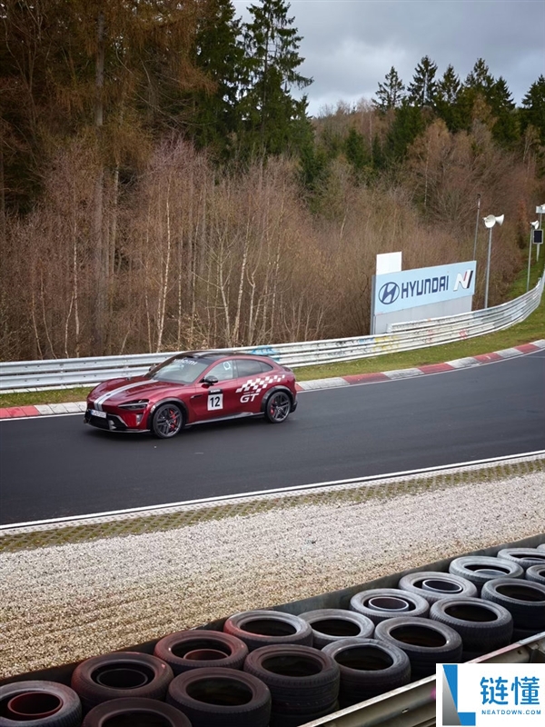 雷军又造了个千匹怪兽,小米 YU7 GT 无假装实车初次表态：全新白色外观 刹车卡钳伟大