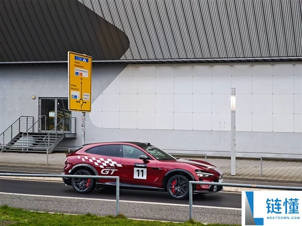 雷军又造了个千匹怪兽,小米 YU7 GT 无假装实车初次表态：全新白色外观 刹车卡钳伟大