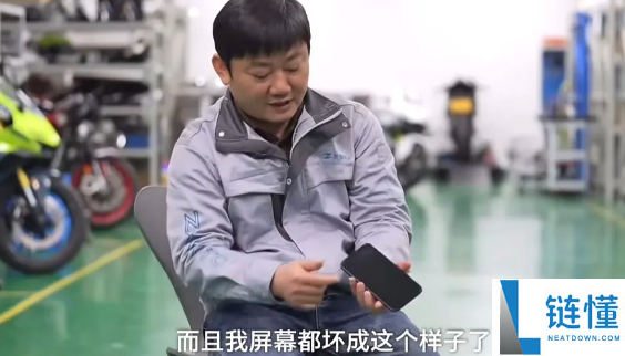 张雪身价上亿还在用两千多块钱坏手机：没给本人买过一个奢华的东西