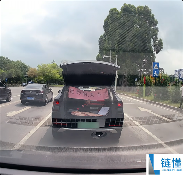 红绿灯前炫鱼翻车 垂钓佬刚翻开后备箱 下一秒被交警打开