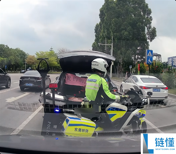 红绿灯前炫鱼翻车 垂钓佬刚翻开后备箱 下一秒被交警打开