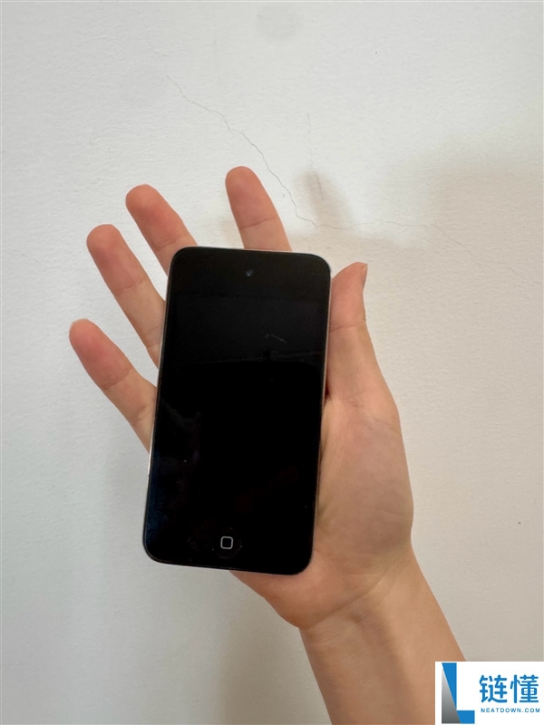 微信员工晒微信开辟第一个版本的测试机：经典神机iPod touch 4