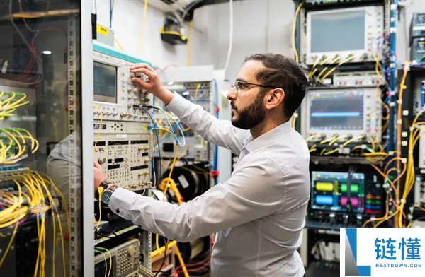 刷新记载,贸易光纤传输速度打破450Tb/s