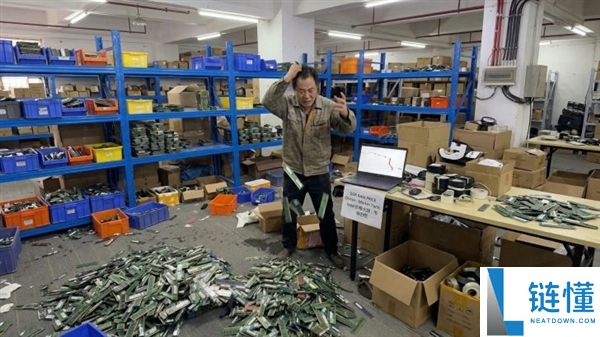这画面失望,黄牛低价囤了一房子内存条：直呼“垮台了 砸手里了”