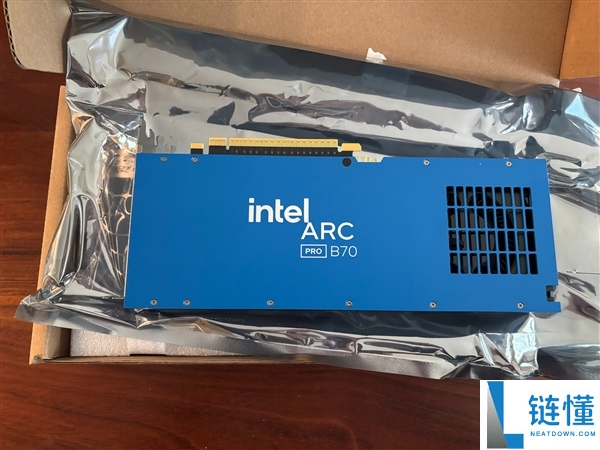 Intel 锐炫 Pro B70 全网首拆：深度解析 PCB 布局与散热器设计
