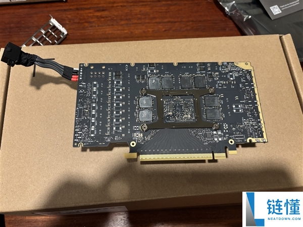 Intel 锐炫 Pro B70 全网首拆：深度解析 PCB 布局与散热器设计