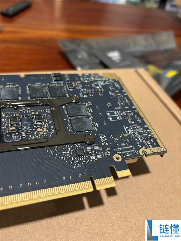 Intel 锐炫 Pro B70 全网首拆：深度解析 PCB 布局与散热器设计