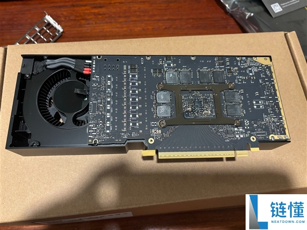 Intel 锐炫 Pro B70 全网首拆：深度解析 PCB 布局与散热器设计