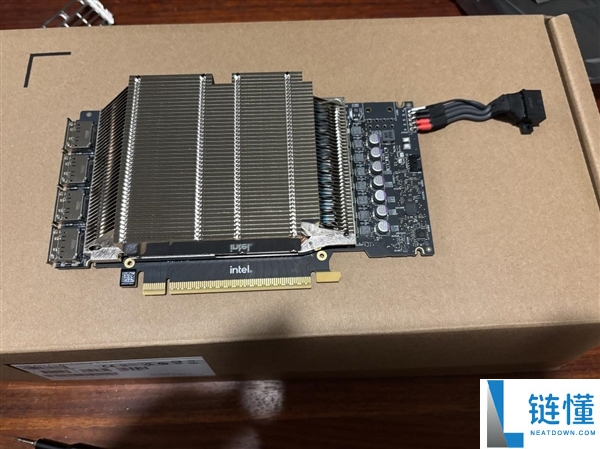 Intel 锐炫 Pro B70 全网首拆：深度解析 PCB 布局与散热器设计