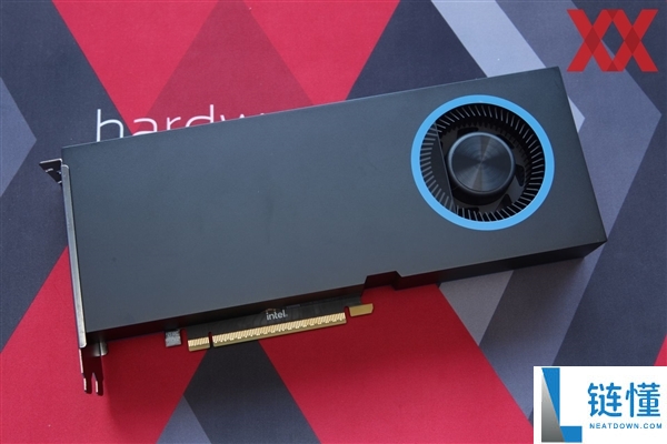 Intel 锐炫 Pro B70 专业卡首测：四卡并联功耗高达 720W