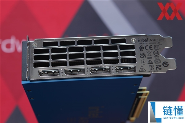 Intel 锐炫 Pro B70 专业卡首测：四卡并联功耗高达 720W