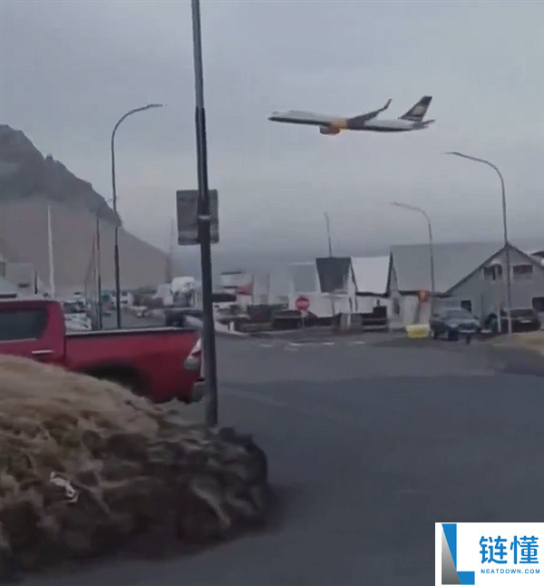 冰岛机长退休前违规驾驶波音 757 低空飞越家乡，村民震惊