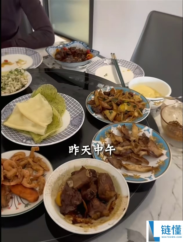 李国庆晒生活日常：夫妇常吃剩菜，4 小时内行程只坐经济舱