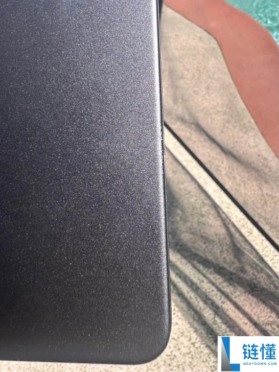 MacBook Pro 耐用性实测：4 米跌落 +25 级台阶翻滚仅轻微刮花