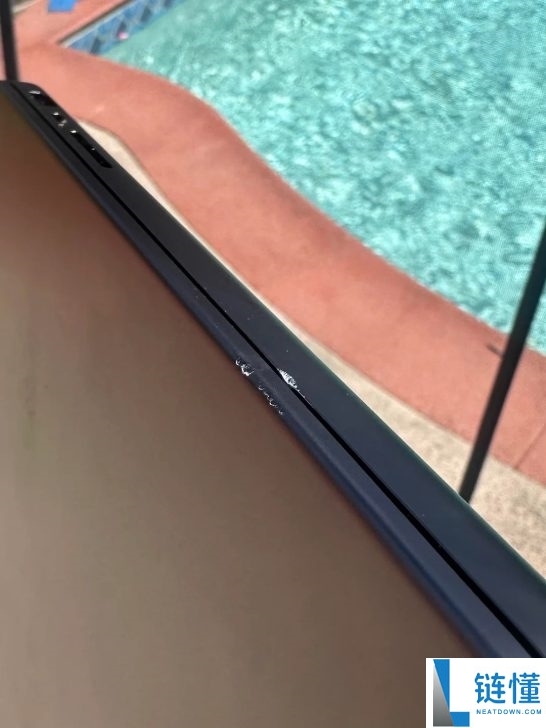 MacBook Pro 耐用性实测：4 米跌落 +25 级台阶翻滚仅轻微刮花