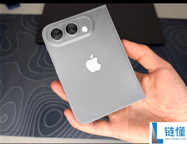 苹果首款折叠屏外观实锤！iPhone Fold 最终版设计揭晓