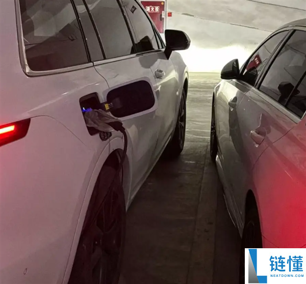 强烈呼吁修改停车标准！车位未增车辆变宽，车主被迫从后备箱爬出