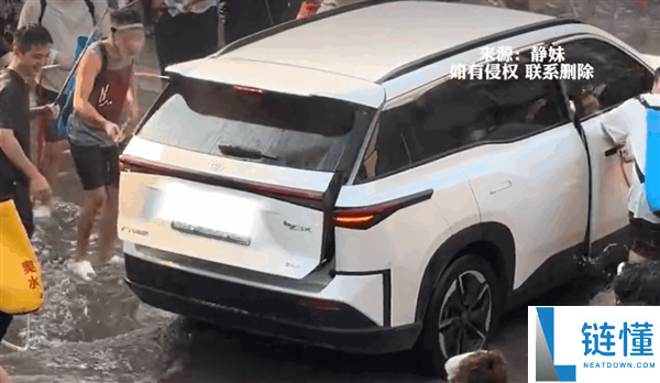 丰田 SUV 误入泼水节现场：后备箱被路人打开，车内惨遭“洗礼”