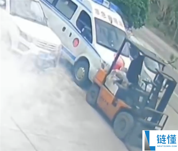 无人叉车诡异启动撞向救护车：涉事公司回应或系线路短路