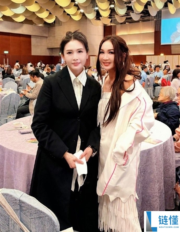 57 岁邱淑贞与 59 岁温碧霞同框：冻龄女神风采依旧，状态惊艳全网