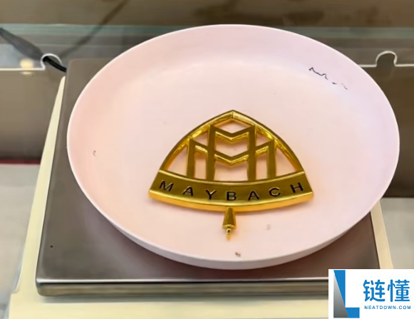 价值 30 万纯金迈巴赫车标引热议！店主回应：仅供娱乐不建议安装