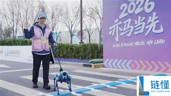 高德首款开放环境具身机器人“途途”亮相：能出门、会思考、智能导盲