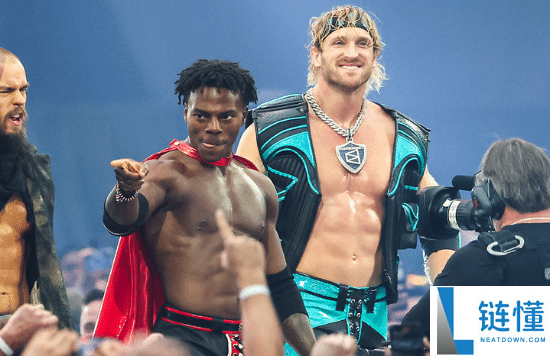 WWE 甲亢哥惊天一跳！超高飞扑砸穿解说台全程高能