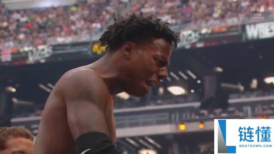 WWE 甲亢哥惊天一跳！超高飞扑砸穿解说台全程高能