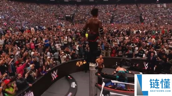 WWE 甲亢哥惊天一跳！超高飞扑砸穿解说台全程高能