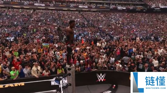 WWE 甲亢哥惊天一跳！超高飞扑砸穿解说台全程高能