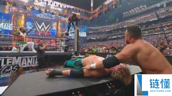 WWE 甲亢哥惊天一跳！超高飞扑砸穿解说台全程高能