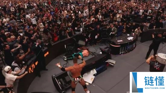 WWE 甲亢哥惊天一跳！超高飞扑砸穿解说台全程高能