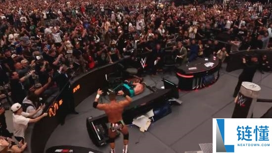 WWE 甲亢哥惊天一跳！超高飞扑砸穿解说台全程高能