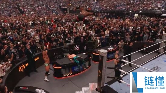 WWE 甲亢哥惊天一跳！超高飞扑砸穿解说台全程高能